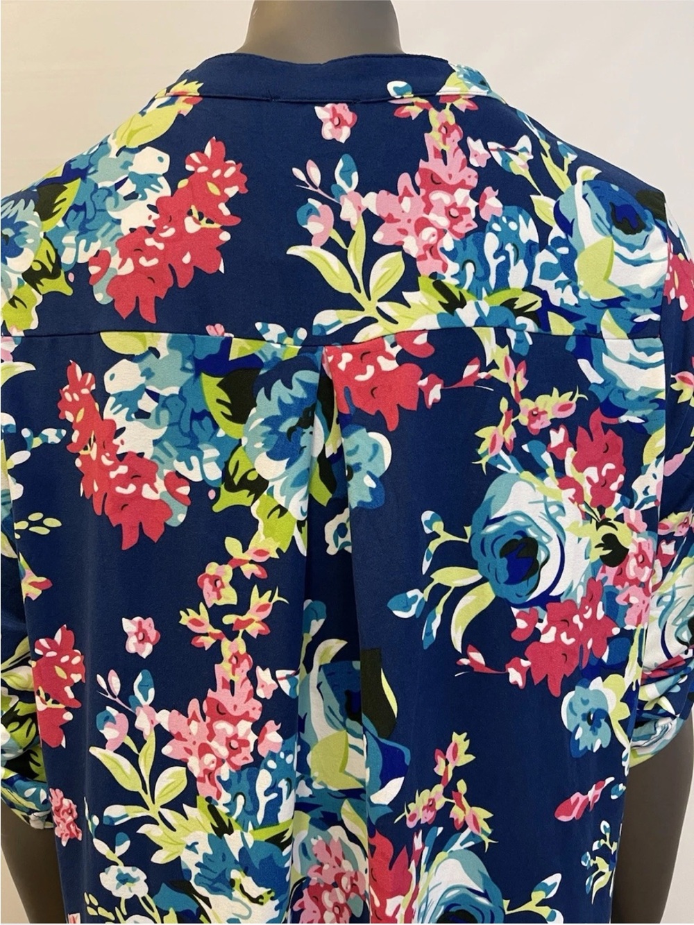 Othyroce Blouse Woman’s 1X Blue Floral Roll Up Sleeve Pleated Back Colorful Work - Picture 8 of 11